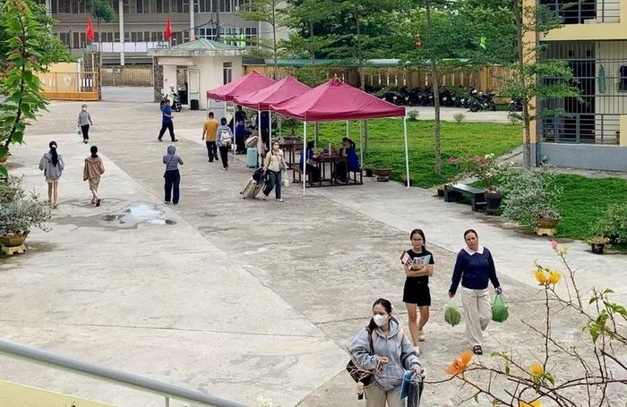 Ngoài một số ít các tân sinh viên tìm được chỗ ở thì còn nhiều sinh viên mới nhập học Đại học Huế chưa tìm được chỗ tại KTX do số lượng phòng ít ỏi.