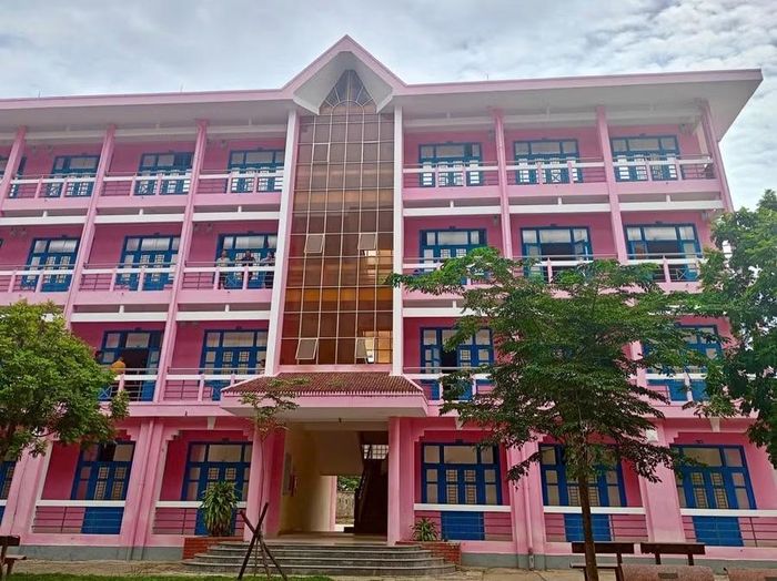 Dù đã được đầu tư sửa chữa, nâng cấp nhưng chỗ ở tại các KTX của Đại học Huế còn quá ít, chưa đáp ứng được nhu cầu của tân sinh viên hàng năm.