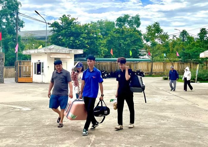 Các tình nguyện viên Đại học Huế hỗ trợ phụ huynh và tân sinh viên di chuyển vào phòng KTX.