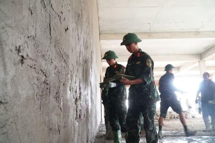 Sau gần 2 tuần tăng cường cho công trình, nhiều cán bộ, chiến sĩ đã thành thạo việc trát tường, một trong các công đoạn hoàn thiện phần thô của công trình. Ảnh: Hồ Lài