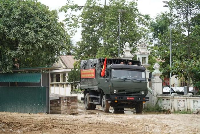 Cán bộ, chiến sĩ Trung đoàn 335, Sư đoàn 324 (Quân khu 4) tăng cường xây dựng trường nội trú liên cấp tại Nghệ An từ 4 - 30/8/206. Ảnh: Hồ Lài