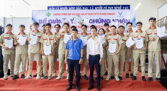 Linh và các bạn hoàn thành chương trình đào tạo kỹ thuật ô tô điện VinFast.