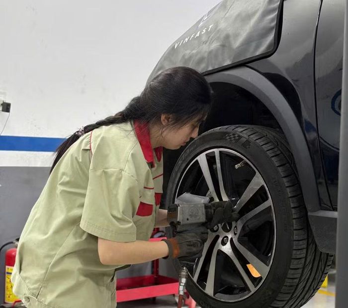 Với phái nữ, theo học ngành ô tô điện có không ít khó khăn.