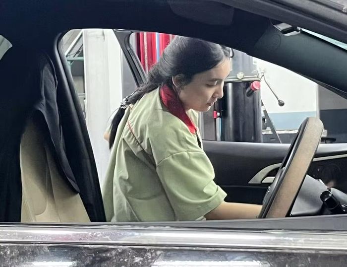 Linh nghiêm túc học tập tại lớp ĐH Kỹ thuật ô tô điện.