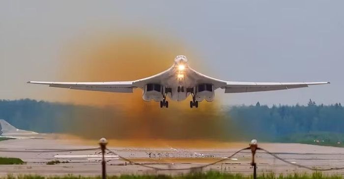 Máy bay ném bom chiến lược siêu âm Tu-160 có thiết kế rất độc đáo.