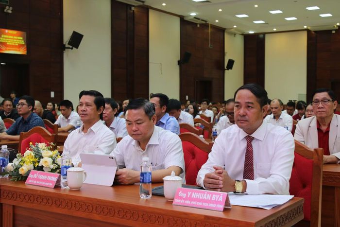 Đại biểu dự lễ tuyên dương học sinh, giáo viên đạt thành tích xuất sắc tại các kỳ thi năm học 2025-2026. (Ảnh: Thế Hùng)