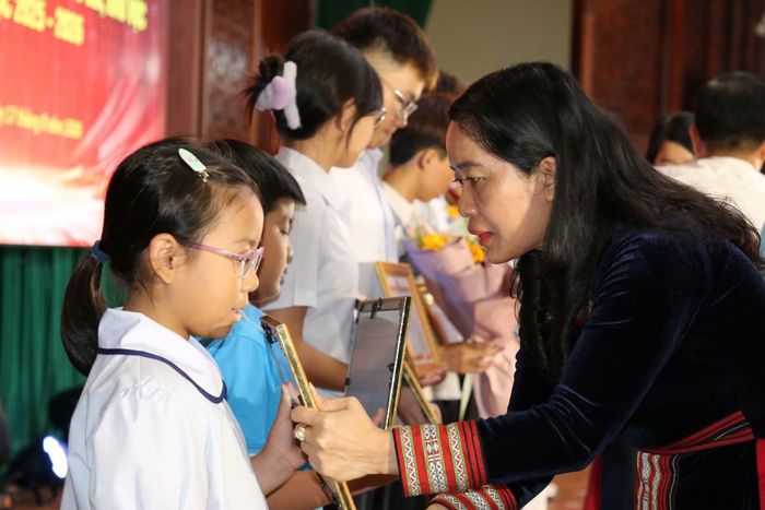 Giám đốc Sở GD&ĐT Lê Thị Thanh Xuân trao thưởng cho các học sinh. (Ảnh: Thế Hùng)