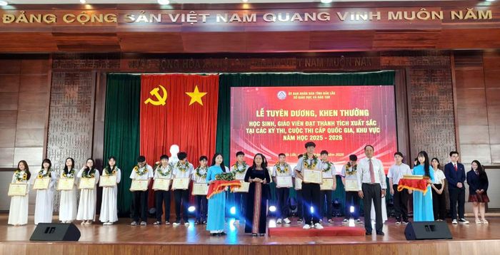 Phó Chủ tịch UBND tỉnh Y Nhuân Byã cùng Giám đốc Sở GD&ĐT Lê Thị Thanh Xuân trao Bằng khen, tặng hoa cho các học sinh. (Ảnh: Thế Hùng)