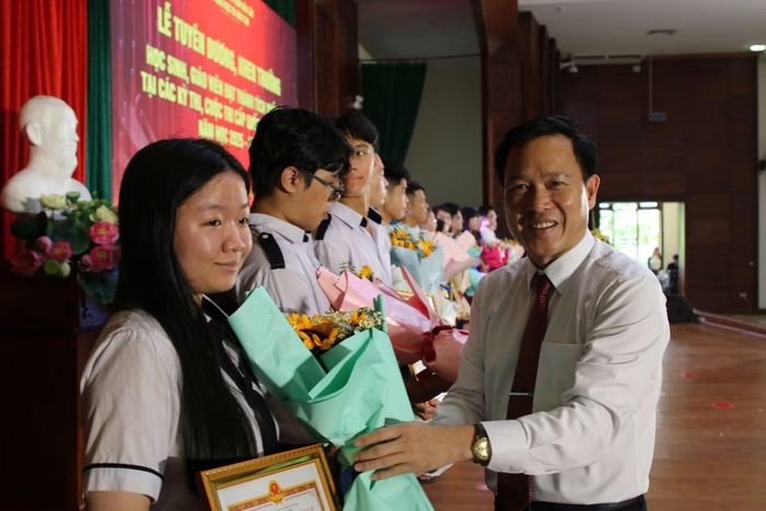 Phó Giám đốc Sở GD&ĐT Lưu Tiến Quang trao thưởng cho các học sinh. (Ảnh: Thế Hùng)