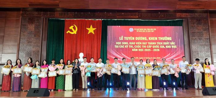 Tuyên dương các giáo viên có học sinh giỏi tại các kỳ thi năm học 2025-2026. (Ảnh: Thế Hùng)