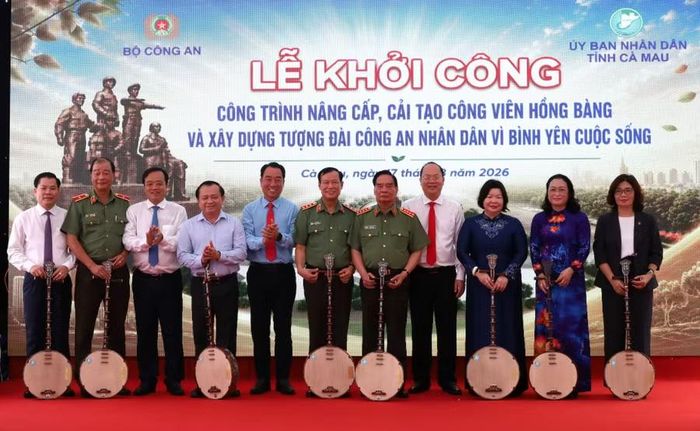 Lãnh đạo tỉnh Cà Mau tặng cây đàn kìm cho đại biểu.