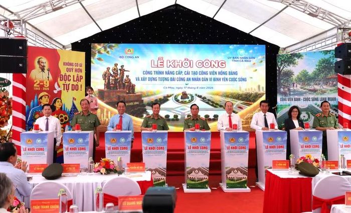 Đại biểu nhấn nút động thổ công trình.