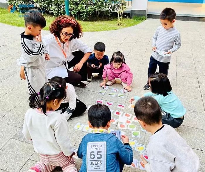 Trẻ mầm non được khuyến khích học tập thông qua trải nghiệm, tương tác và khám phá. Ảnh: HIMLAMIS.