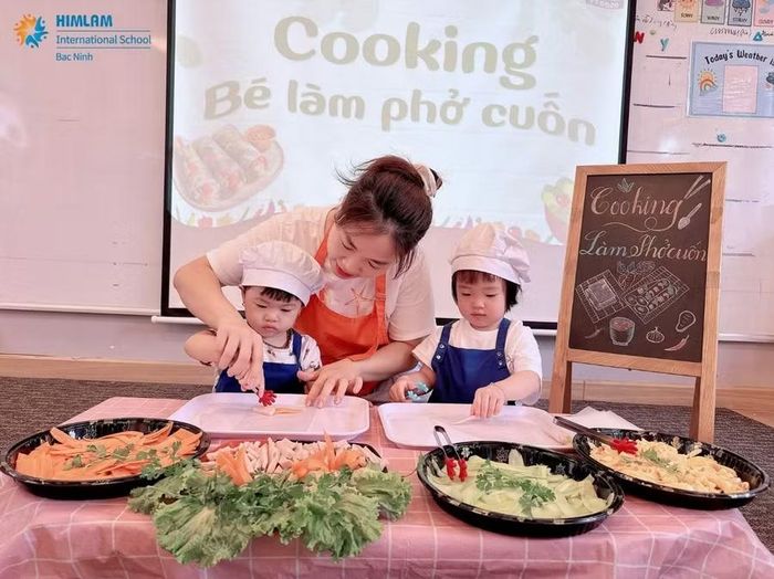 Sự tương tác giữa giáo viên và trẻ là một yếu tố quan trọng trong trải nghiệm giáo dục ở lứa tuổi mầm non. Ảnh: HIMLAMIS.