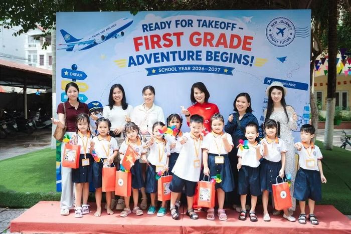 Phụ huynh, học sinh cùng cô Hiệu trưởng Trường Tiểu học Đại Mỗ, Hà Nội chuẩn bị chào đón năm học mới 2026-2027. Ảnh: Đình Tuệ.