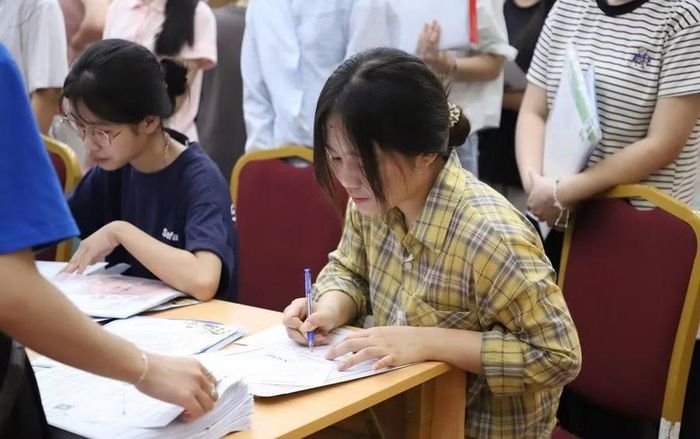 Tại các bàn làm thủ tục nhập học, tân sinh viên được đón tiếp và hướng dẫn nhiệt tình, chu đáo.