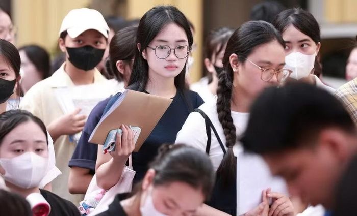 Tân sinh viên đến nhập học Tại Học viện Phụ nữ Việt Nam.