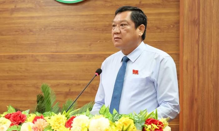 Ông Lâm Văn Bi, Phó Chủ tịch UBND trình bày tờ trình và dự thảo Nghị quyết.