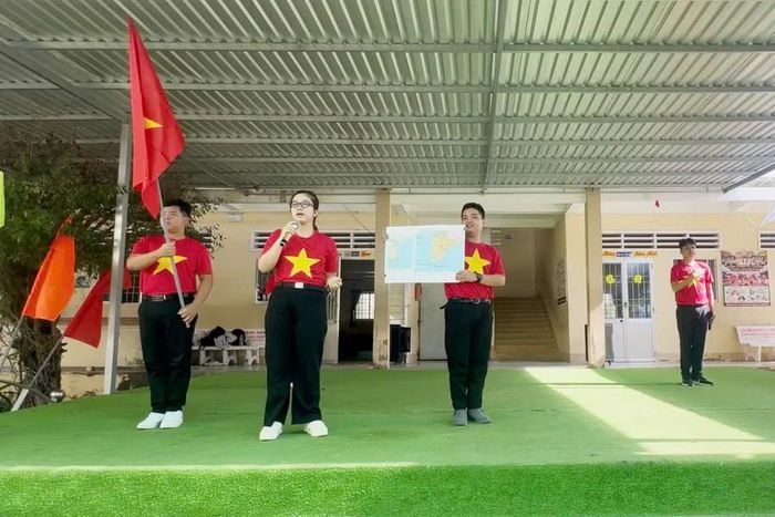Đội “Mắt biển” tích cực luyện tập phần thi Vượt sóng (thuyết trình).