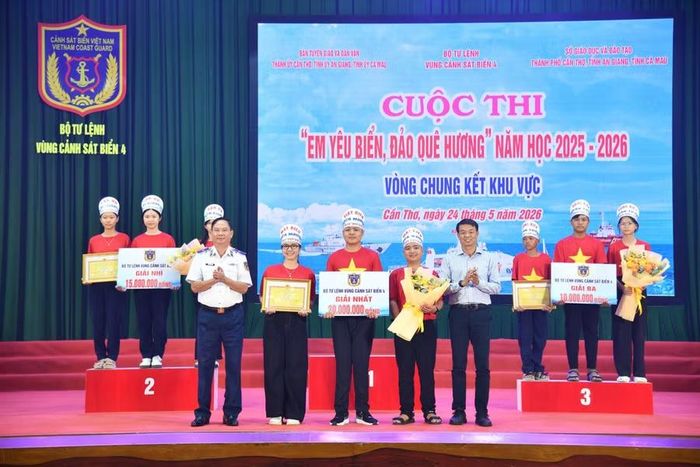 Thiếu tướng Nguyễn Văn Dũng, Chính ủy Bộ Tư lệnh Vùng Cảnh sát biển 4 và ông Nguyễn Nam Phong, Phó Trưởng Ban Tuyên giáo và Dân vận Tỉnh ủy Cà Mau, trao giải Nhất cho đội “Mắt biển” tại Vòng Chung kết khu vực.