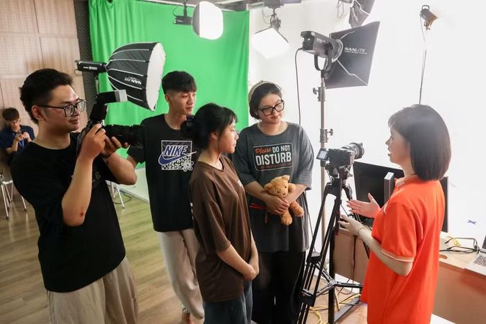 Các tân sinh viên trải nghiệm không gian studio và các hoạt động thực hành.