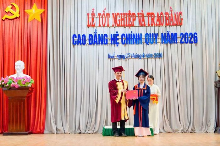 Trao bằng tốt nghiệp cho các tân cử nhân hệ Cao đẳng.