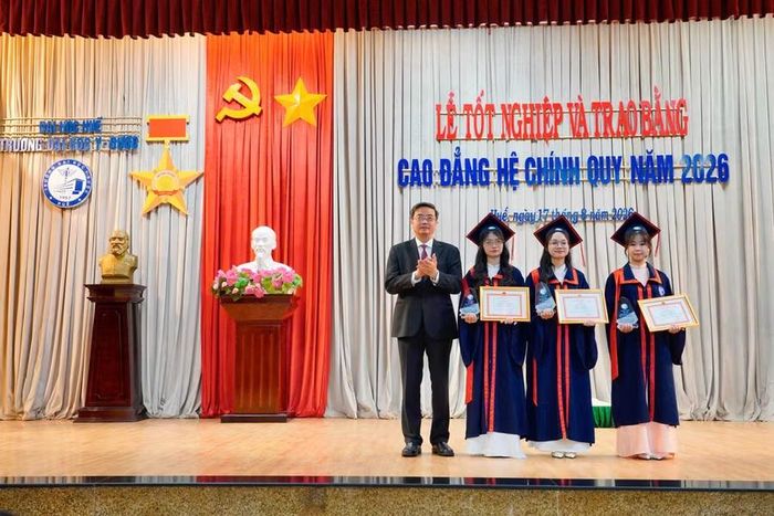 GS.TS Nguyễn Vũ Quốc Huy, Quyền Giám đốc Đại học Huế, Hiệu trưởng Trường ĐH Y Dược Huế khen thưởng các thủ khoa.