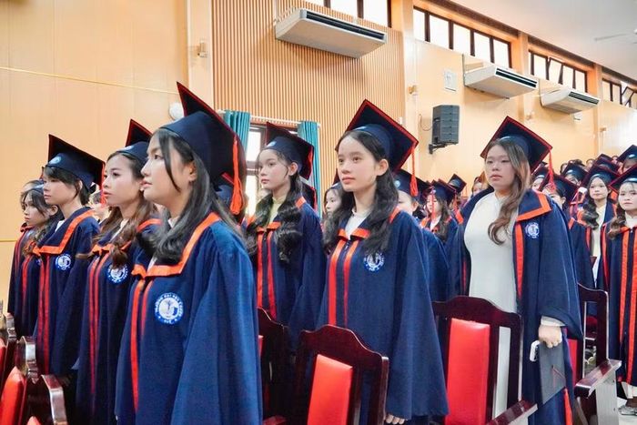 Các tân cử nhân hệ Cao đẳng Trường ĐH Y Dược Huế.