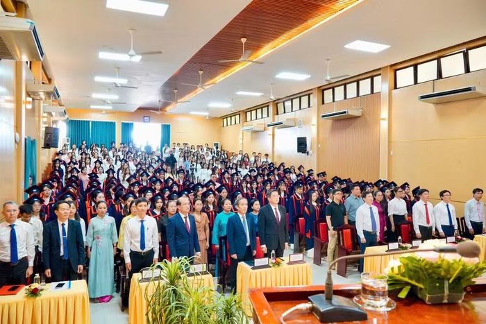 Lãnh đạo, cán bộ nhà trường cùng đại diện các Sở ban ngành và các tân cử nhân làm lễ chào cờ.