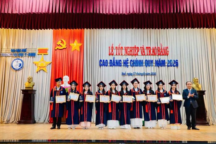 Khen thưởng các tân cử nhân.