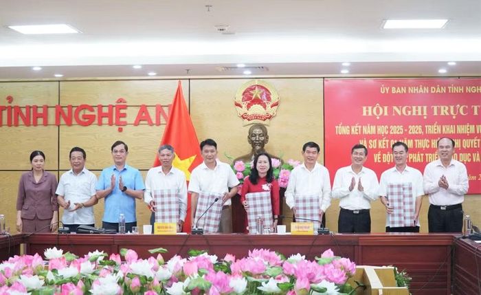 Lãnh đạo tỉnh và ngành Giáo dục Nghệ An tặng quà tri ân cán bộ quản lý các đơn vị trực thuộc Sở GD&ĐT nghỉ hưu theo chế độ. Ảnh: Hồ Lài