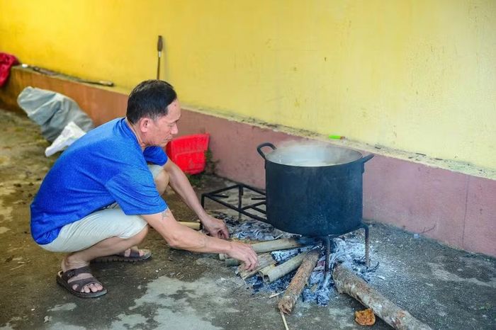 Bà con đang phải ở tạm tại Trung tâm văn hoá cũ.
