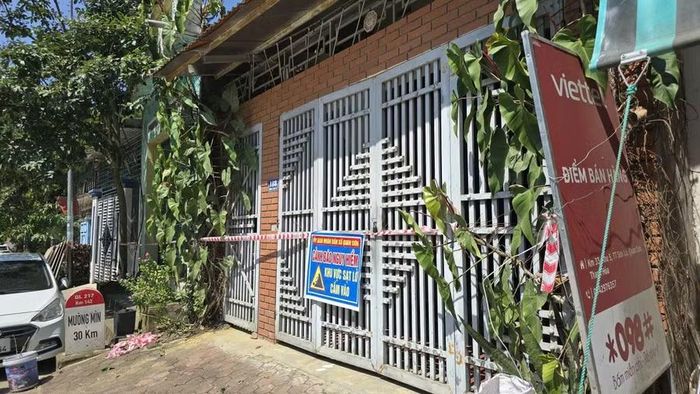 Những căn nhà kiên cố nhưng người dân không thể trở về.