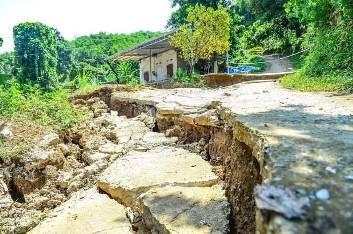 Sạt lở khiến nhiều hộ dân phải di dời.