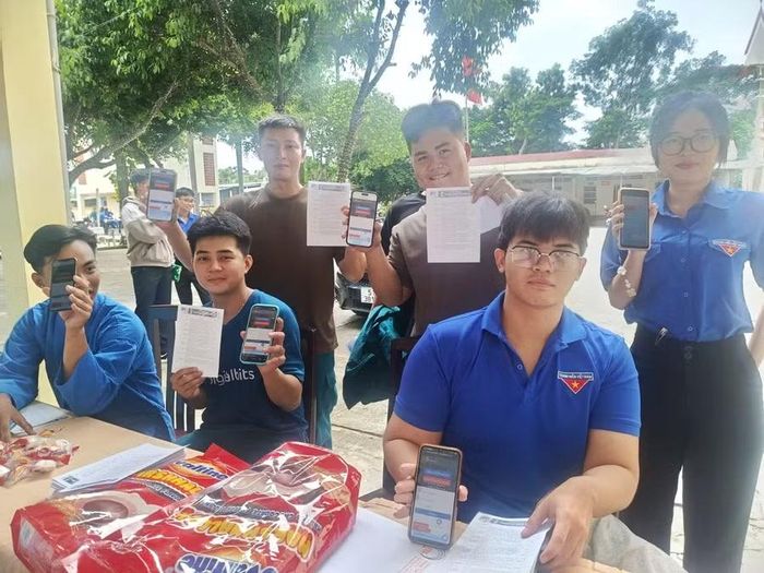 Đoàn viên thanh niên xã Phú Hoà Đông phấn khởi tham gia chương trình.