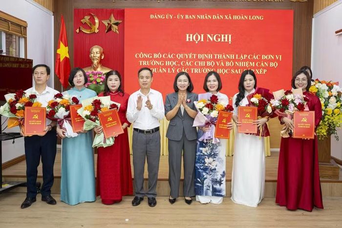 Lãnh đạo Đảng ủy xã Hoàn Long trao quyết định về công tác cán bộ.