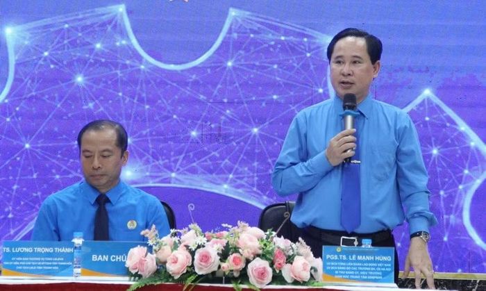 PGS.TS Lê Mạnh Hùng điều hành phiên làm việc thứ 2 có chủ đề "Đổi mới đào tạo, bồi dưỡng theo chức danh: Nhà trường - Địa phương - Người học cùng kiến tạo".