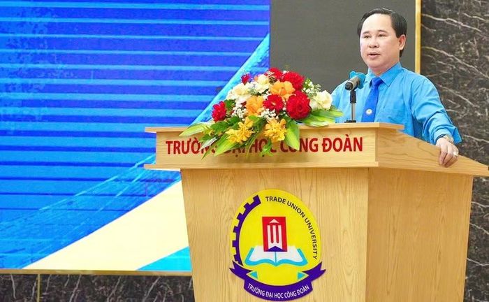 PGS.TS Lê Mạnh Hùng - Hiệu trưởng Trường Đại học Công đoàn phát biểu tại Tọa đàm.
