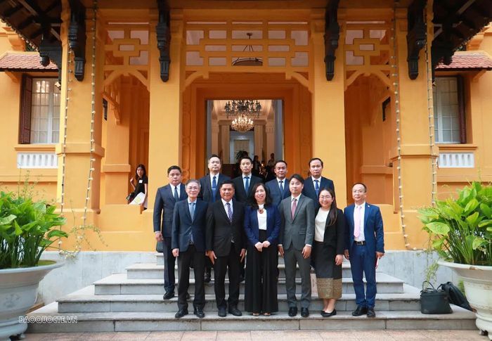 Đại biểu chụp ảnh chung. (Ảnh: Thành Long)