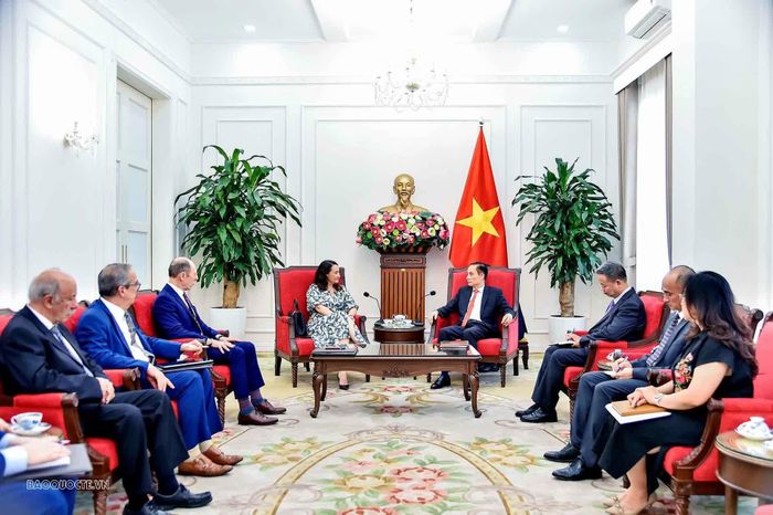 Bộ trưởng Ngoại giao Lê Hoài Trung và Thứ trưởng Ngoại giao Uruguay nhất trí tăng cường quan hệ hữu nghị, hợp tác giữa hai nước. Hai bên cũng trao đổi về các biện pháp thúc đẩy hợp tác Việt Nam - Uruguay trên các lĩnh vực cùng quan tâm. (Ảnh: Quang Hòa)
