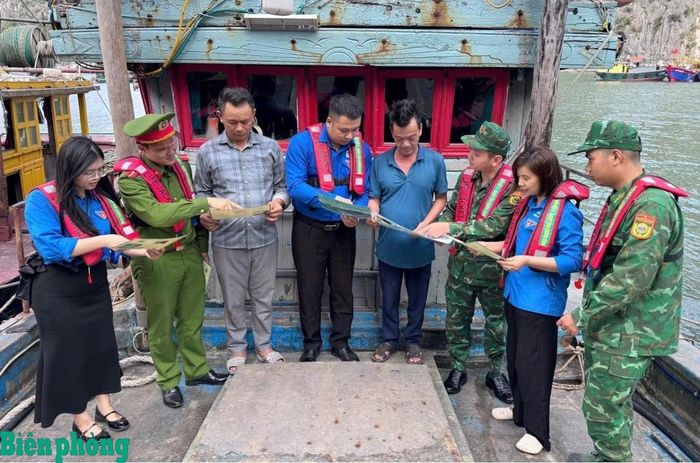 Cán bộ Đồn Biên phòng Hạ Long tuyên truyền cho người dân nâng cao nhận thức về tác hại của khí cười và các quy định của pháp luật có liên quan. Ảnh: Xuân Hùng