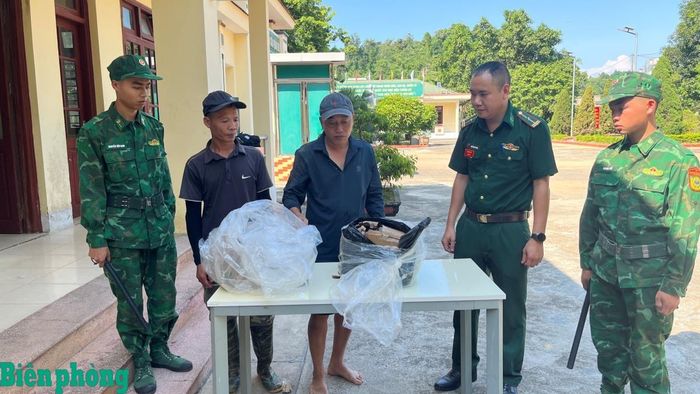 Các đối tượng cùng tang vật bị bắt giữ. Ảnh: Trung Dũng