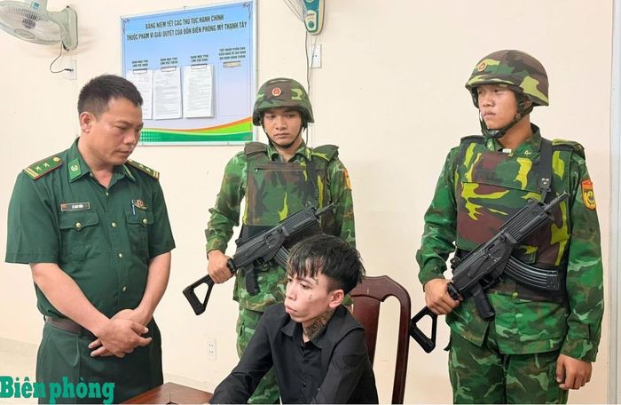 Đối tượng Trần Tấn Đạt khai nhận hành vi vi phạm tại Đồn Biên phòng Mỹ Thạnh Tây. Ảnh: Hải Bằng