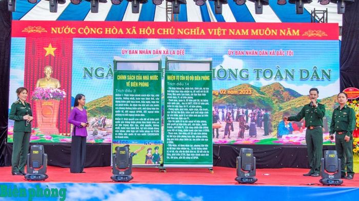 Cán bộ Bộ đội Biên phòng thành phố Đà Nẵng sân khấu hóa nội dung tuyên truyền về Ngày Biên phòng toàn dân, phòng, chống khai thác IUU, trong đó, sử dụng nhiều làn điệu tuồng xứ Quảng. Ảnh: Lê Văn Chương