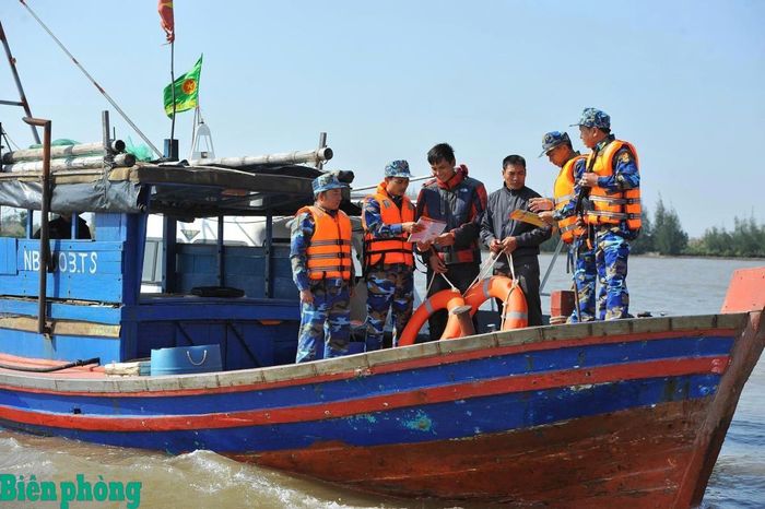 Cán bộ Bộ đội Biên phòng tỉnh Ninh Bình tuyên truyền, phổ biến pháp luật cho ngư dân. Ảnh: Minh Khôi