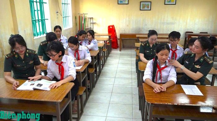 Cán bộ Bộ đội Biên phòng tỉnh Ninh Bình chăm lo cho các em học sinh trong Chương trình "Nâng bước em tới trường-Con nuôi đồn Biên phòng". Ảnh: Minh Khôi