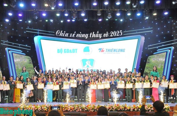 Năm 2025, có 80 cá nhân tiêu biểu, xuất sắc được tuyên dương trong Chương trình “Chia sẻ cùng thầy cô”, trong đó có 12 đồng chí thuộc lực lượng Bộ đội Biên phòng. Ảnh: Thùy Chi