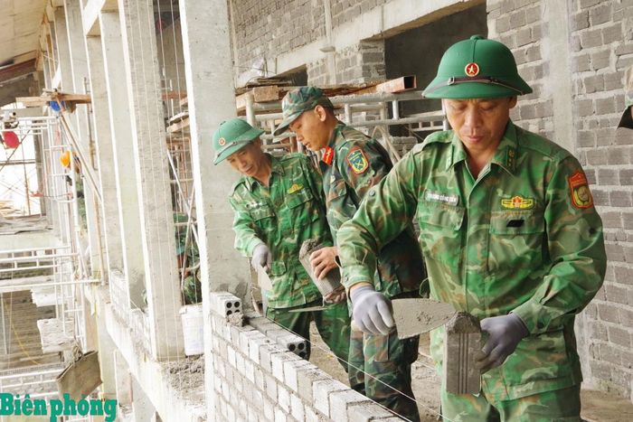 Cán bộ, chiến sĩ Bộ đội Biên phòng tỉnh Lâm Đồng đẩy nhanh tiến độ xây dựng Trường nội trú liên cấp Tiểu học và Trung học cơ sở Quảng Trực. Ảnh: Văn Hoàn