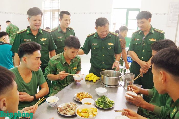 Lãnh đạo Ban Chỉ huy Bộ đội Biên phòng tỉnh Lâm Đồng kiểm tra việc đảm bảo hậu cần cho cán bộ, chiến sĩ thực hiện nhiệm vụ tại công trường. Ảnh: Văn Hoàn