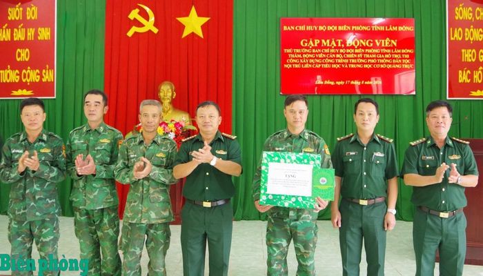 Đại tá Phạm Huy Thành tặng quà cán bộ, chiến sĩ tăng cường, hỗ trợ đẩy nhanh tiến độ thi công, xây dựng Trường nội trú liên cấp Tiểu học và Trung học cơ sở Quảng Trực. Ảnh: Văn Hoàn